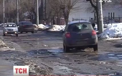 Науковці запевнили, що технології дозволяють сипати асфальт у калюжі