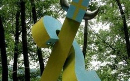 У Києві поставили пам'ятник шведським вболівальникам