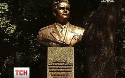 Янукович пообіцяв, що діти у школах знатимуть про першого українського героя часів ІІ світової війни