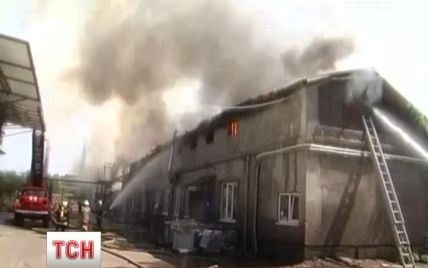Пожежа в київській друкарні ледве не перекинулася на гаражний комплекс