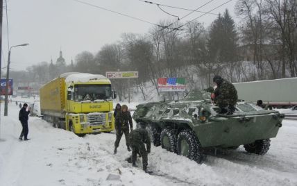У Києві для боротьби з аномальними зимовими снігопадами активізують військову техніку