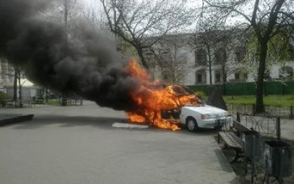 У центрі Києва вибухнула та загорілася мобільна кав'ярня