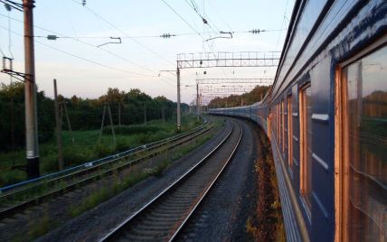 У Києві потяг на смерть збив жінку на очах у її друга