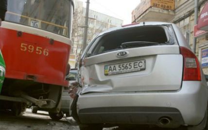 У Києві трамвай зійшов з рейок та влетів у припарковані іномарки