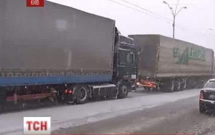 Через сніговий апокаліпсис у Київ заборонили в'їзд вантажівкам