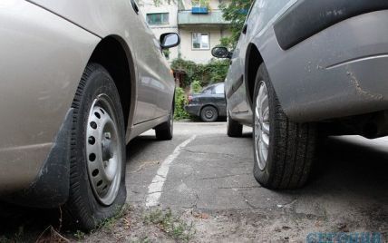 В Киеве водители жалуются, что вместо поджогов им стали резать шины