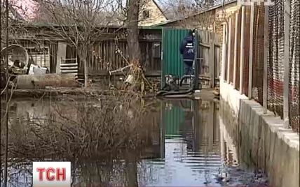 На підтопленій Київщині місцевим доводиться ходити в туалет на відро