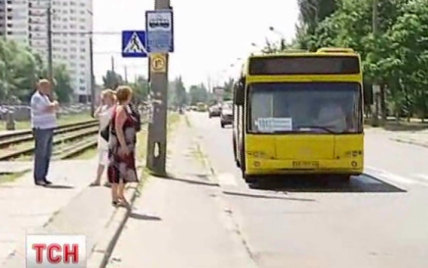 В Києві водій автобусу протягнув 84-річну жінку кілька метрів по асфальту