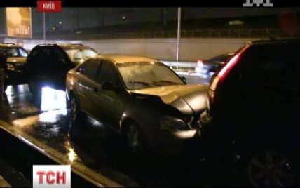 Масштабна ДТП у Києві: на Дарницькому мосту зіштовхнулись 10 авто
