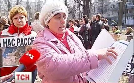 Мешканці прогнилого будинку з дірявим дахом у відчаї пішли на штурм ЖЕКу