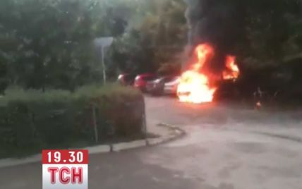 У Києві раптом до неба спалахнув елітний позашляховик BMW