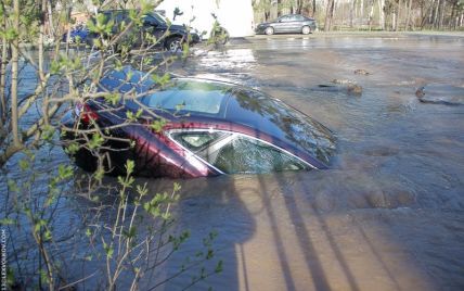 У Києві автомобіль провалився в двометрову яму з водою