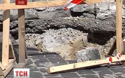 Каналізація австрійської доби розвалила дорогу у Львові