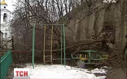 На елітну Воздвиженку в центрі Києва валиться Замкова гора: мешканців евакуювали