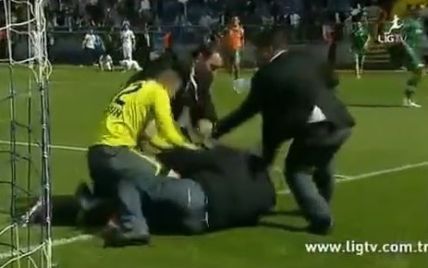 Турецький воротар жорстоко побив фаната, який вибіг на поле (відео)