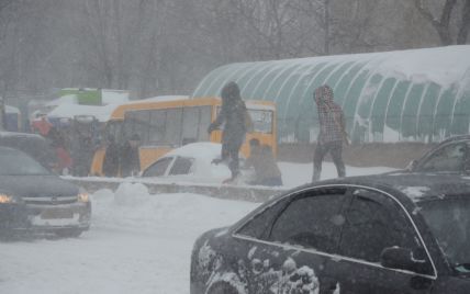 Київські комунальники випустили на засніжені дороги 260 автобусів та 65 тролейбусів (список)