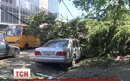 Після урагану Одеса досі без світла: городяни погрожують владі перекриттям доріг