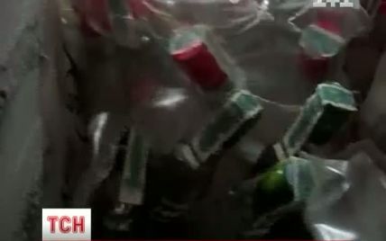У Києві податківці прикрили склад із 24 тисячами пляшок псевдогорілки