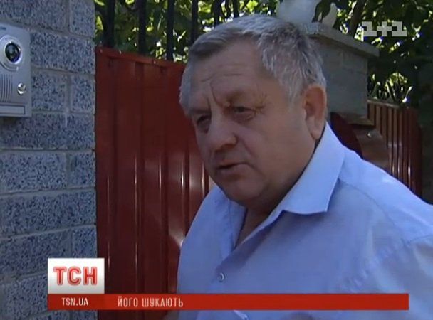 Брат Мельника намагався втекти від журналістів / © 