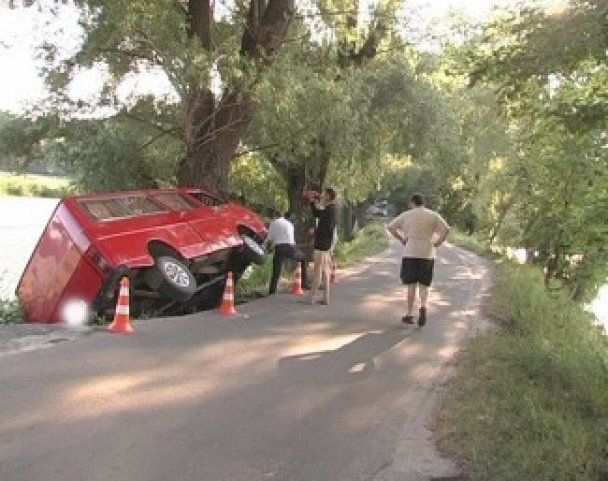 У Києві перекинувся мікроавтобус з пасажирами / © magnolia-tv.com