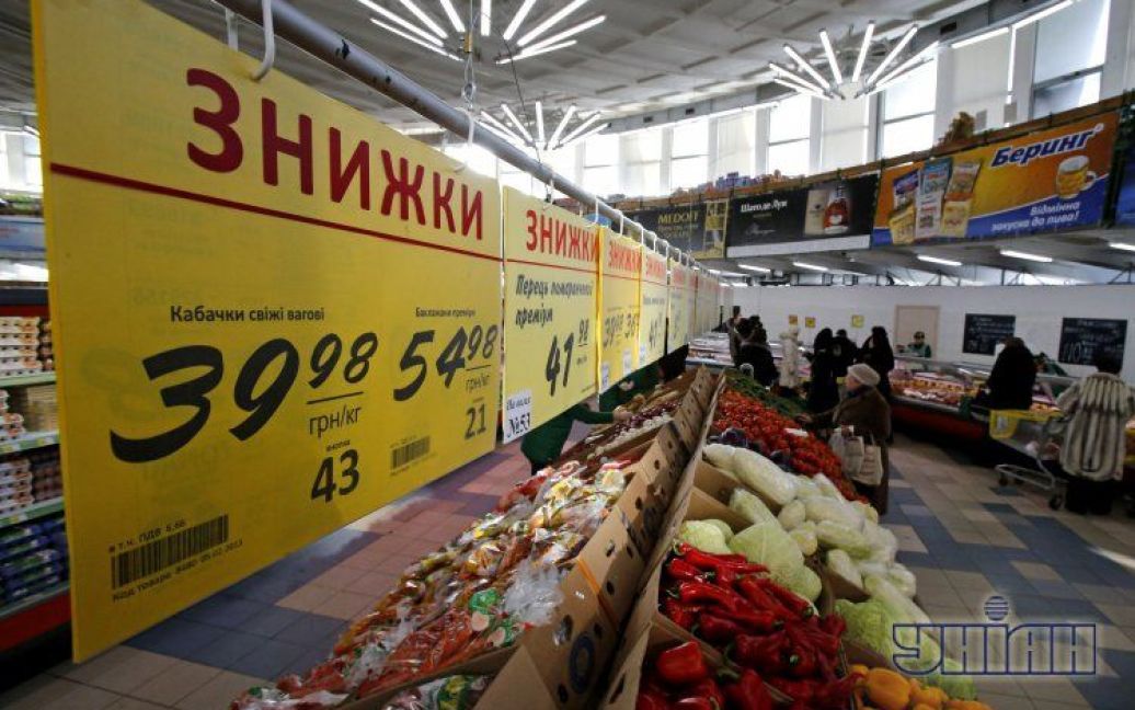 Один із супермаркетів у Києві відвідав Азаров / © УНІАН