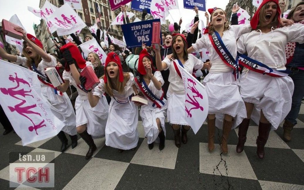 Десятки тисяч французів вийшли протестувати проти одностатевих шлюбів / © Фото EPA/UPG
