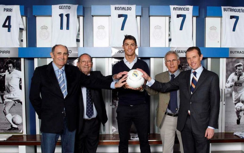 Роналду з іншими легендами "Реалу" / © facebook.com/Cristiano