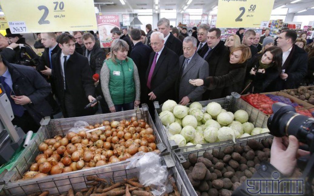 Азаров відвідав один із супермаркетів у Києві / © УНІАН