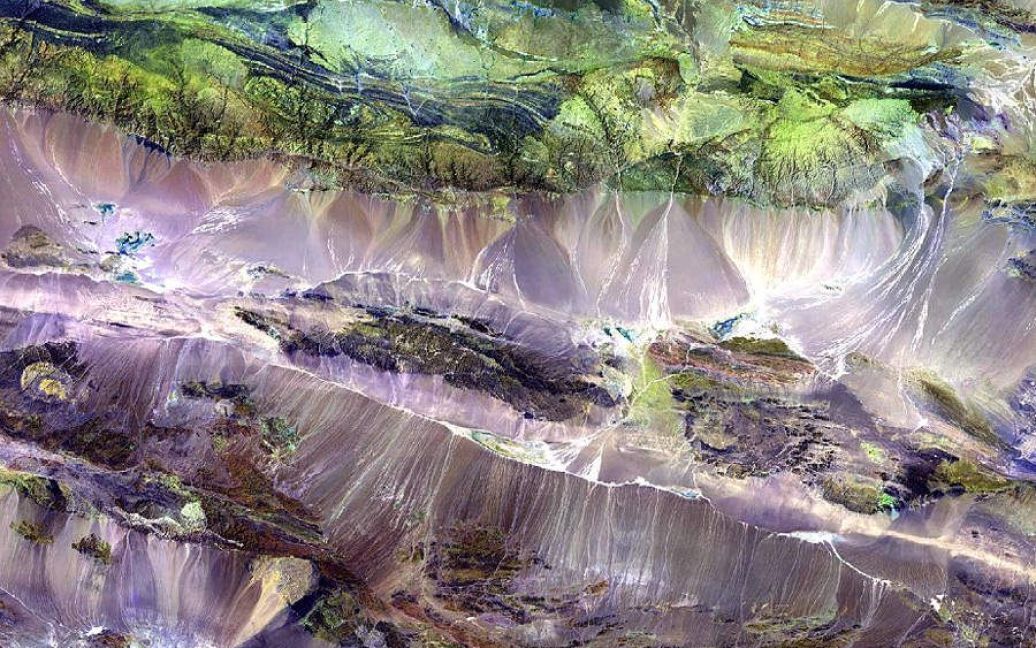 Нагір&#039;я Едренгін-Нуру у південно-західній Монголії. / © NASA