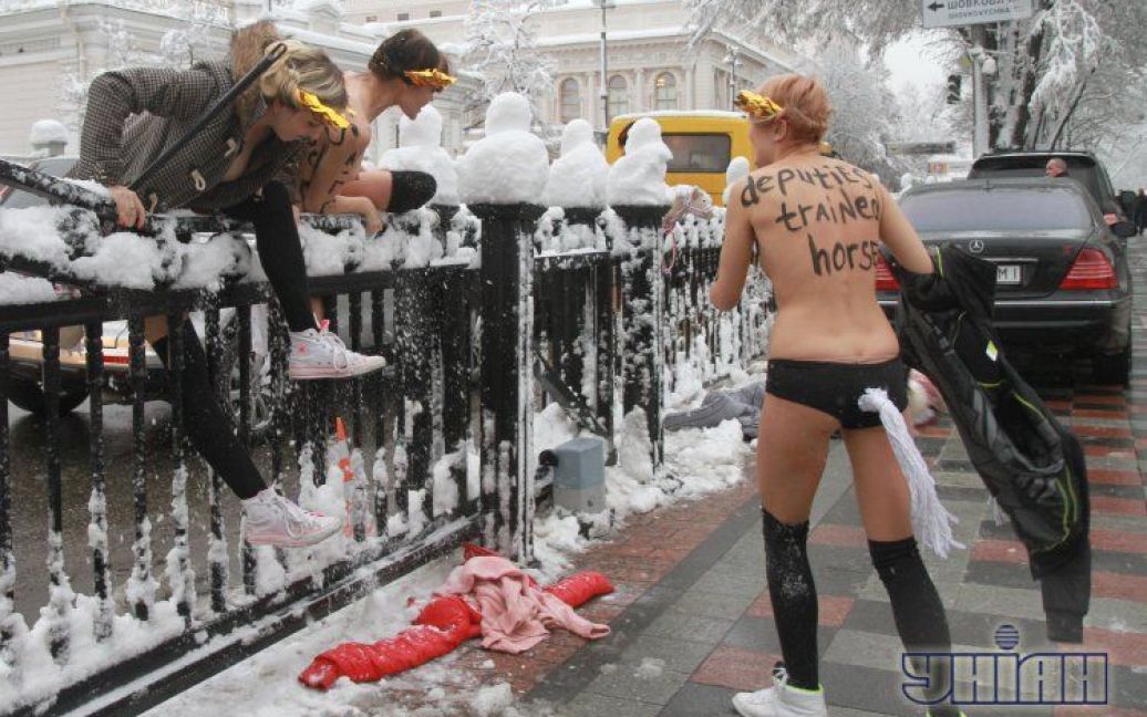Активістки Femen намагалися прорватися до парламенту / © УНІАН