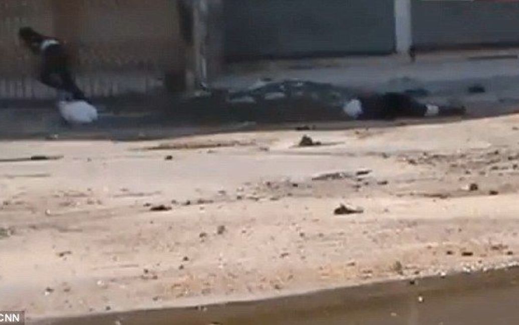 Юнак намагався під обстрілом снайперів врятувати жінку / © CNN