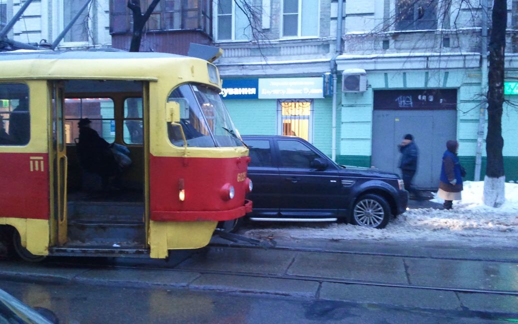 Range Rover перекрив трамвайний рух на Подолі / © ТСН.ua