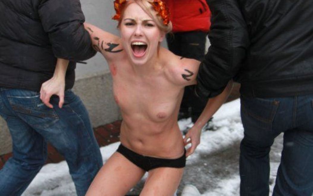 Активістки Femen намагалися прорватися до парламенту / © УНІАН