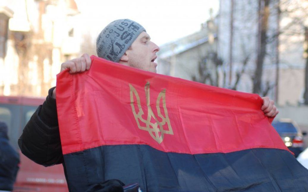 Лаврова в Чернівцях зустрічав Беркут і Свобода (Фото molbuk.ua) / © molbuk.ua