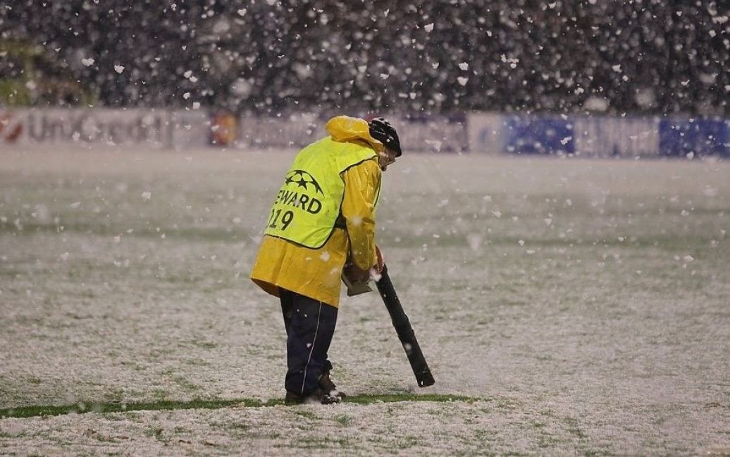 Стюард очищає розмітку від снігу / © fcdynamo.kiev.ua