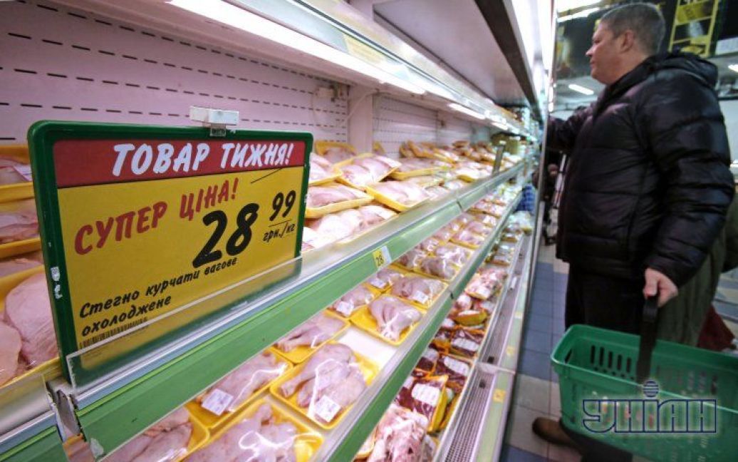 Азаров прийшов у супермаркет перевірити ціни / © УНІАН