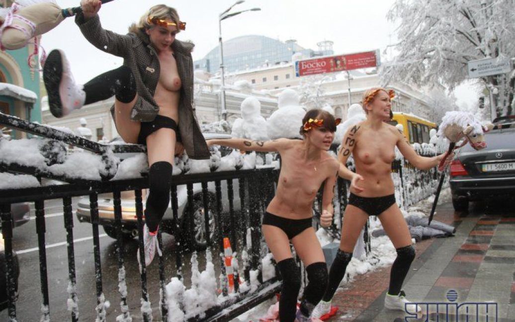 Активістки Femen намагалися прорватися до парламенту / © УНІАН