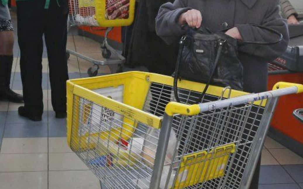 Один із супермаркетів у Києві відвідав Азаров / © УНІАН