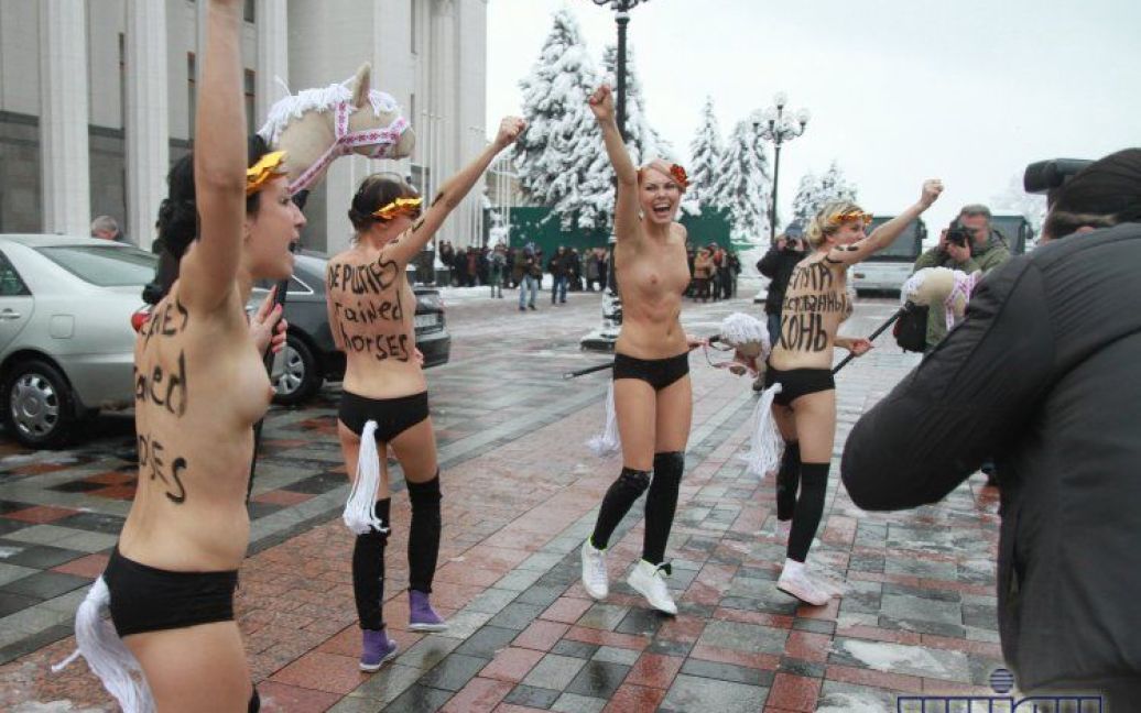 Активістки Femen намагалися прорватися до парламенту / © УНІАН