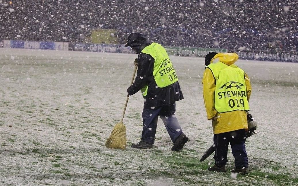 Працівники стадіону приводять газон в порядок / © fcdynamo.kiev.ua