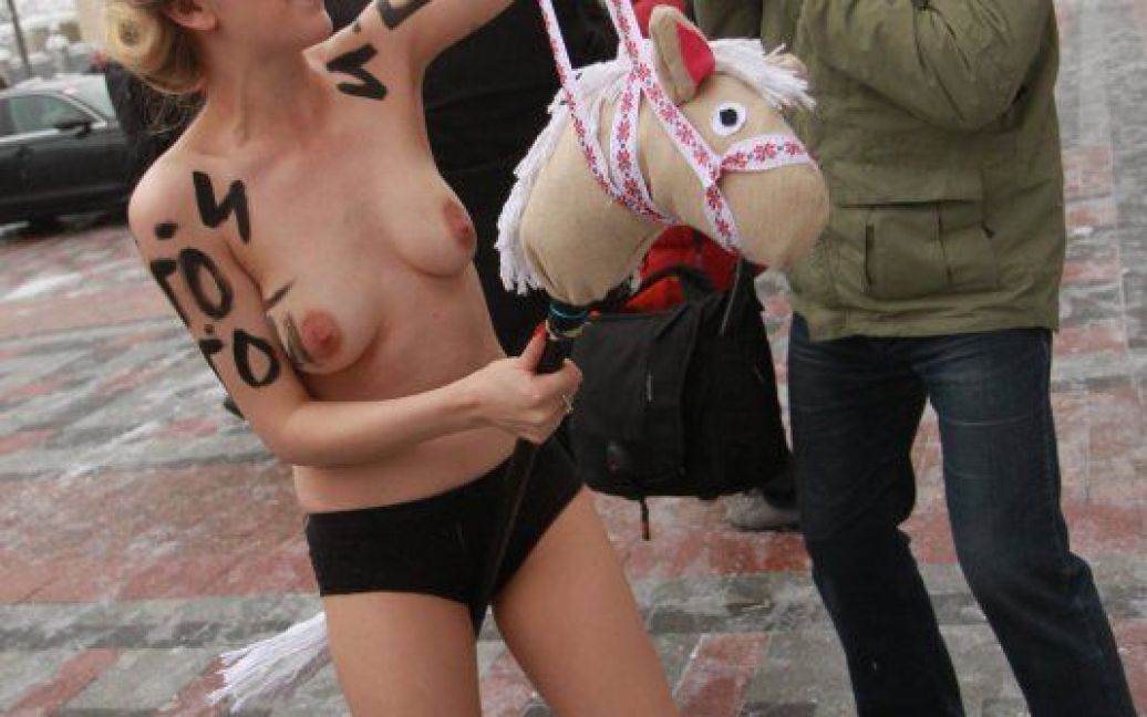 Активістки Femen намагалися прорватися до парламенту / © УНІАН