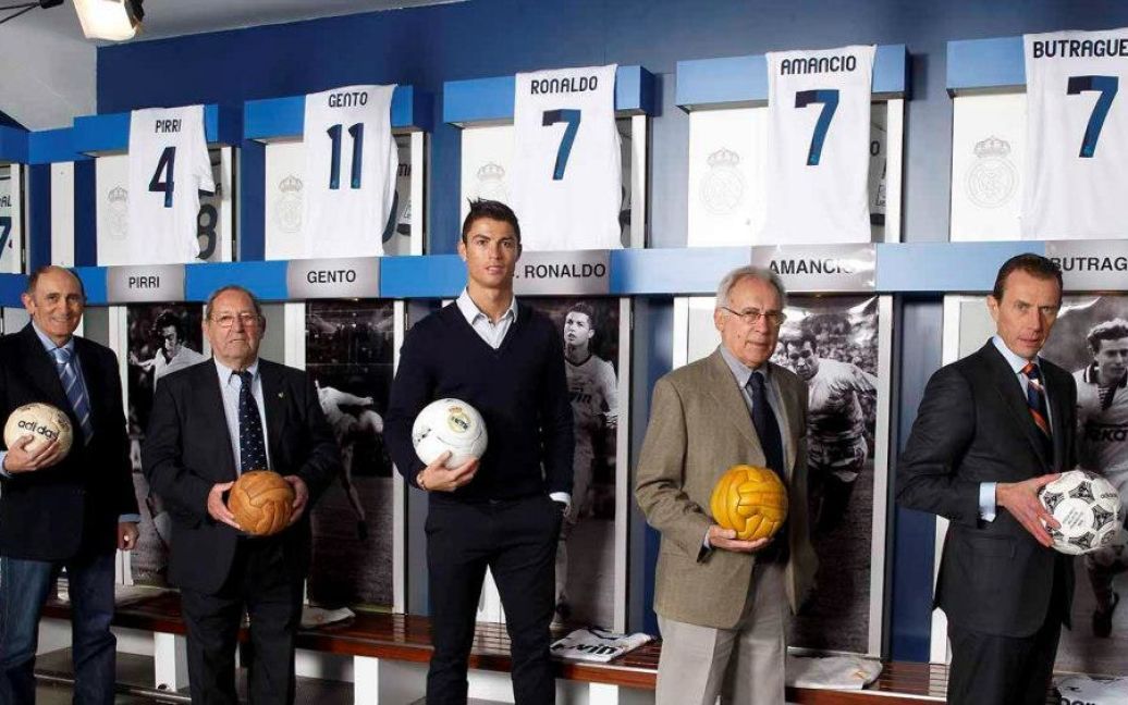 Роналду з іншими легендами "Реалу" / © facebook.com/Cristiano