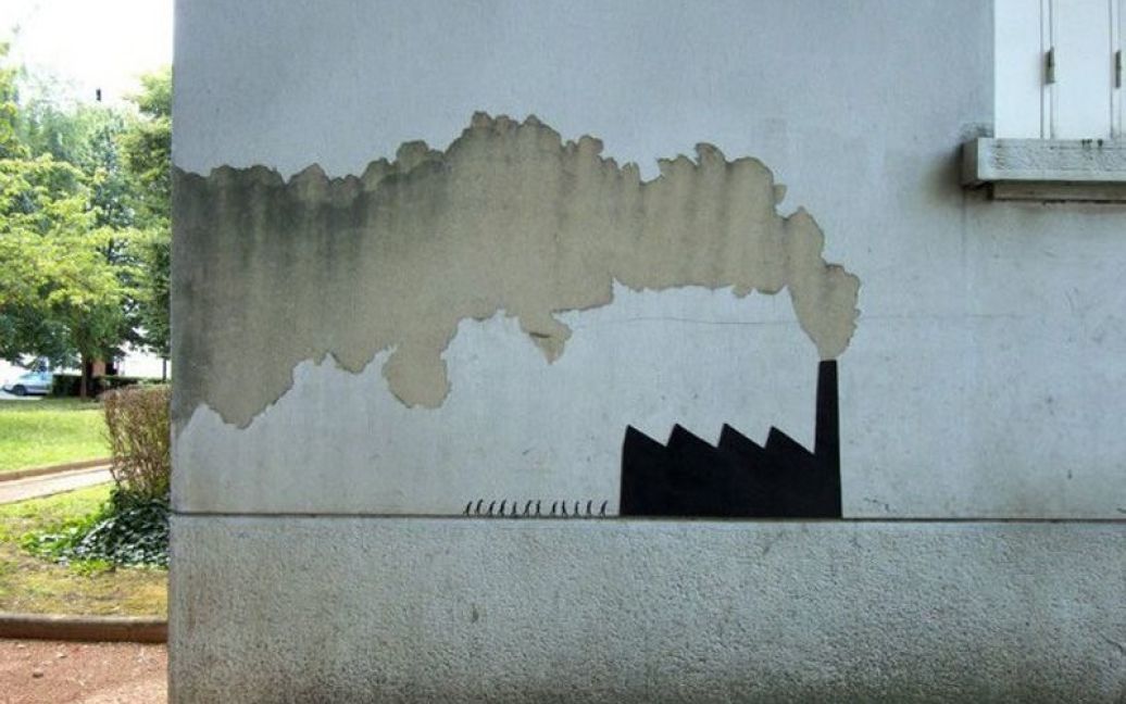 ... а облуплена на стіні фарба може перетворитися на дим, що випускається намальованою тут же фабрикою... / © bigpicture.ru