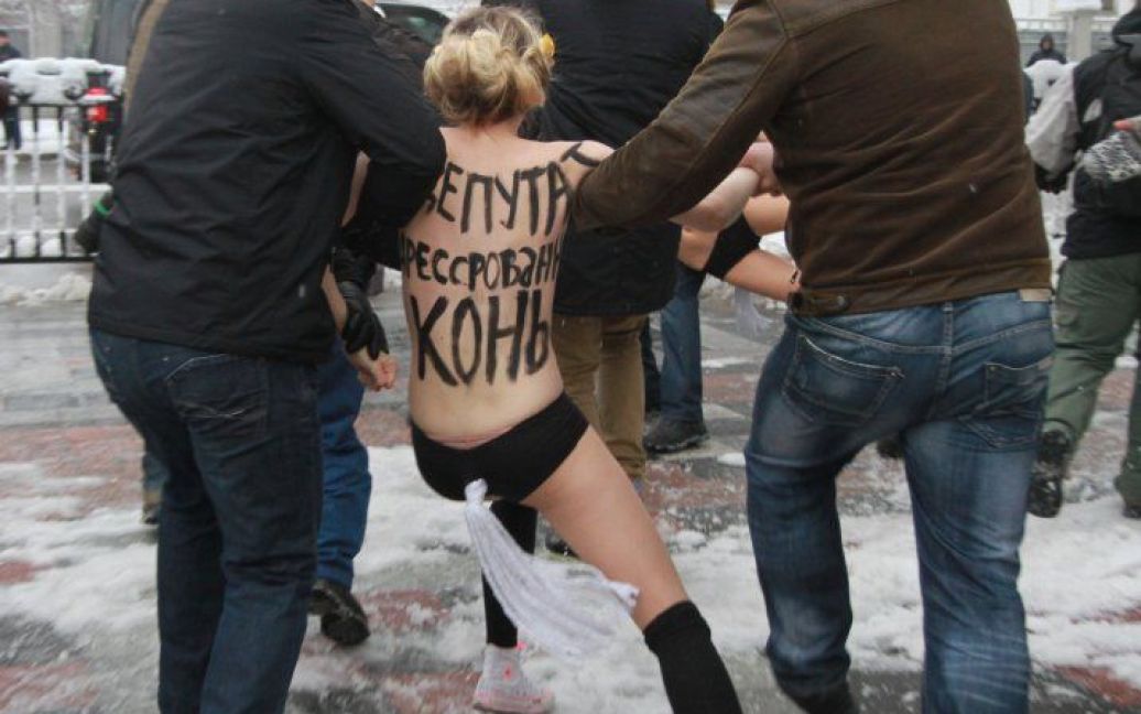 Активістки Femen намагалися прорватися до парламенту / © УНІАН