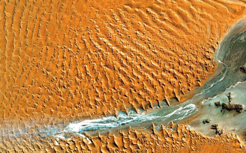Наміб - прибережна пустеля у південно-західній Африці. / © NASA