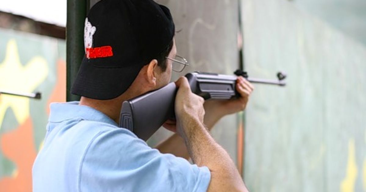 На Дніпропетровщині чоловік улаштував "тир" по собаках і котах навколо свого подвір’я