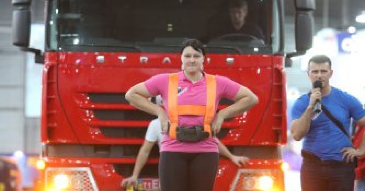 Українка встановила рекорд, протягнувши 2 вантажівки. / © Униан