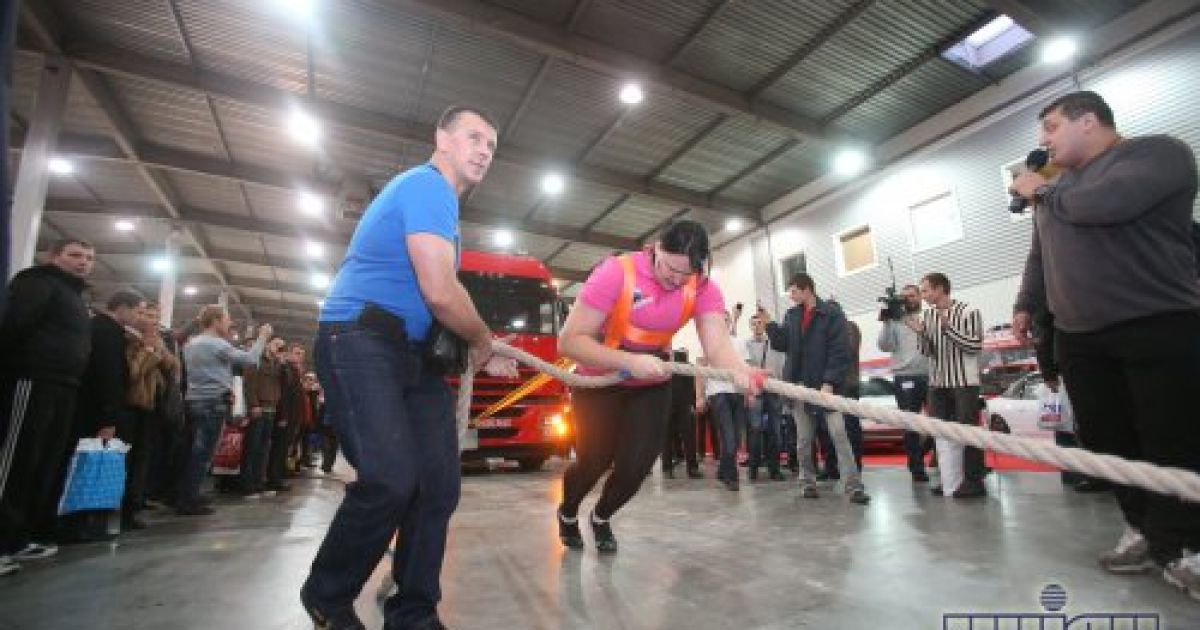 Українка встановила рекорд, протягнувши 2 вантажівки. / © Униан