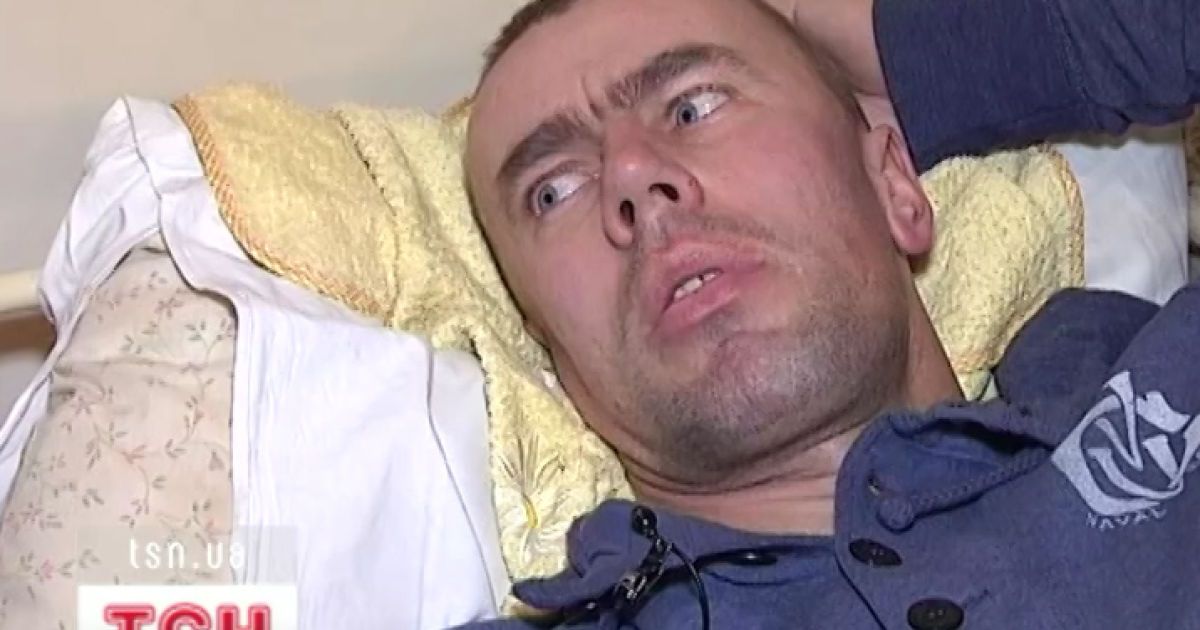 Чоловіки хотіли зняти на відеокамеру, як правоохоронці відбирають у чорнобильця пенсію