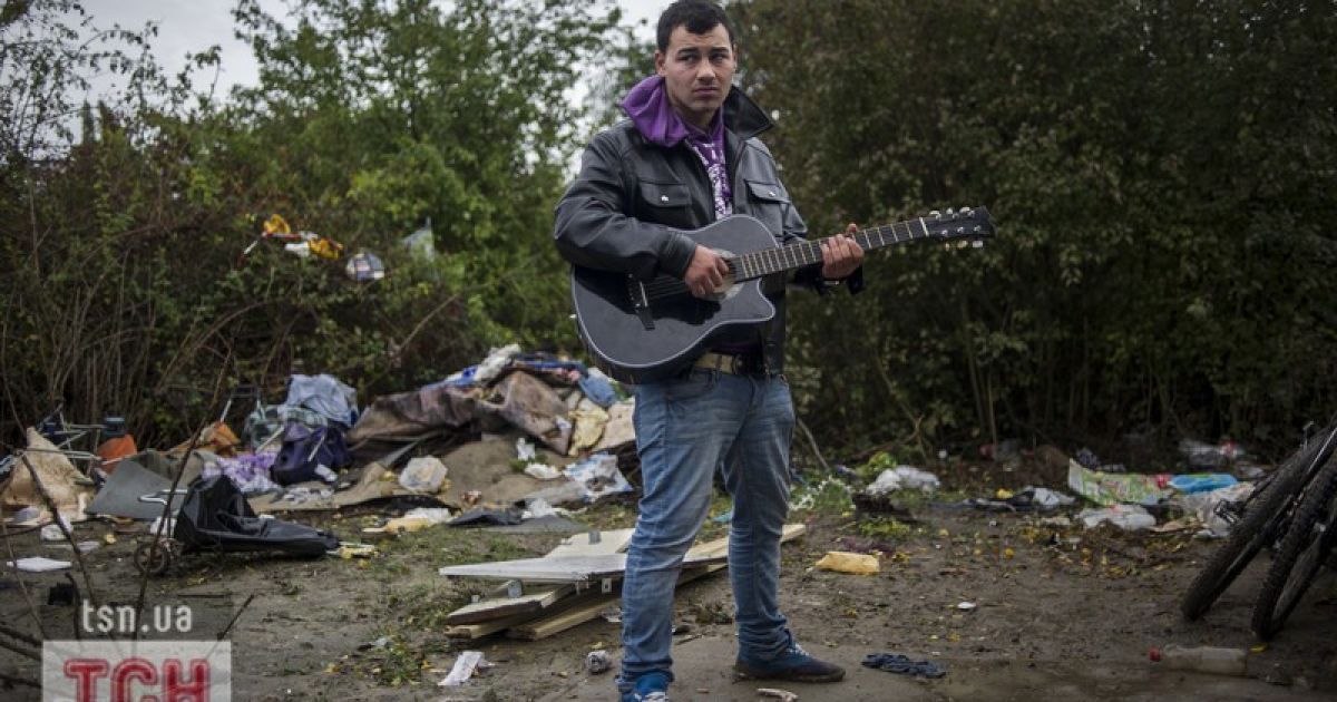 Чоловік на одному зі смітників у Румунії / © Фото EPA/UPG